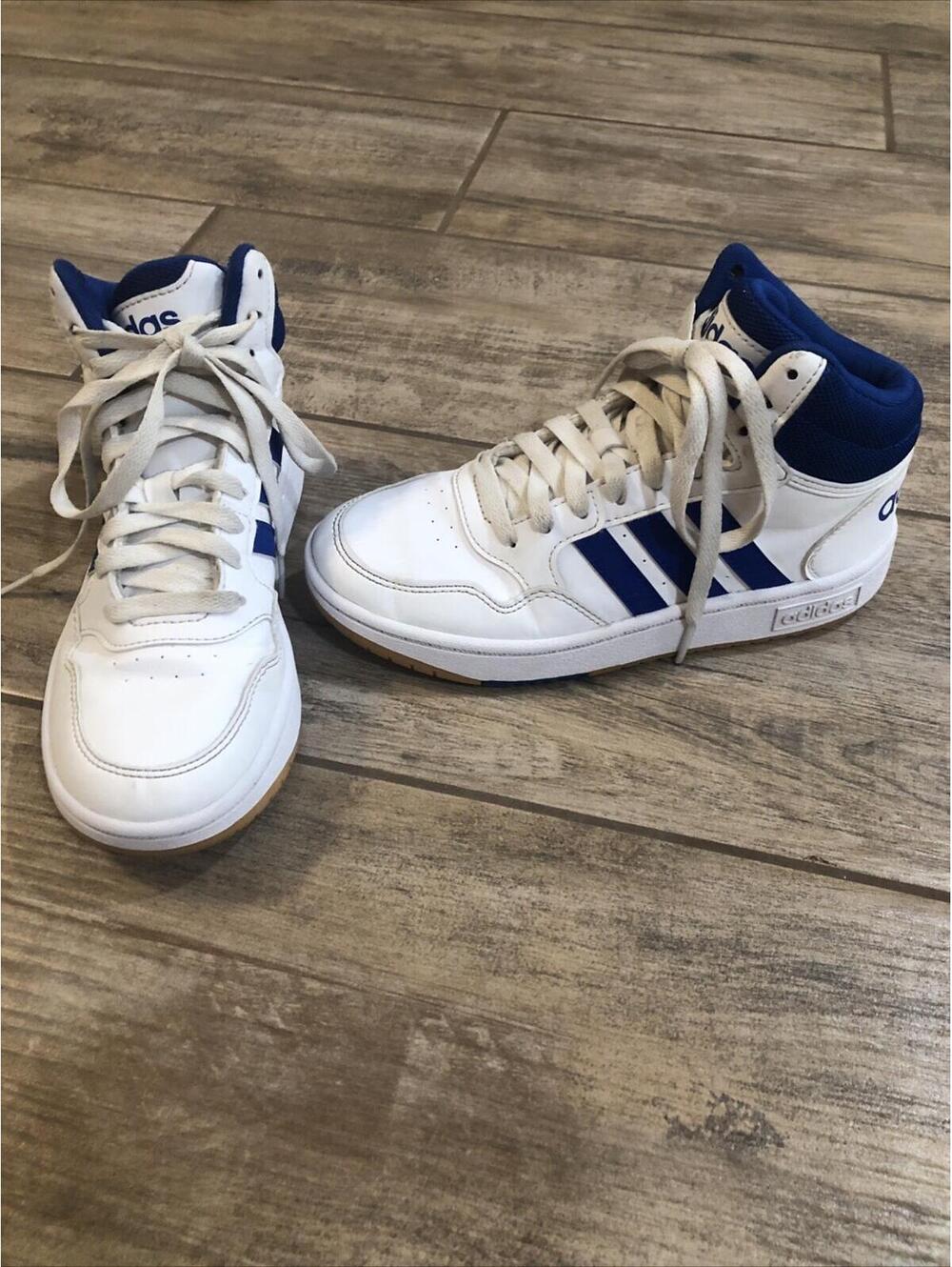 Boys Mid top Adidas Sz 3.5 White And Blue
